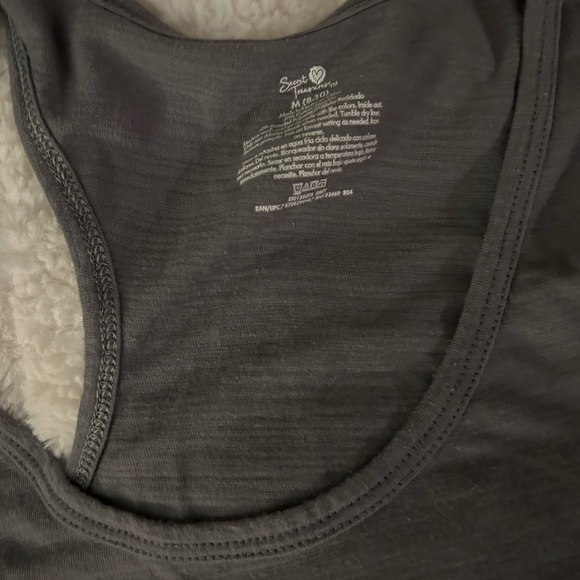 Lot of 7 used tops large and xl. - Picture 6 of 8